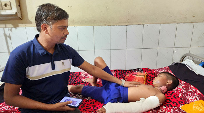 জাল পোড়ানো দেখতে গিয়ে অগ্নিদগ্ধ  শিশু মোস্তফা রুহুল হাসপাতালে কাতরাচ্ছে